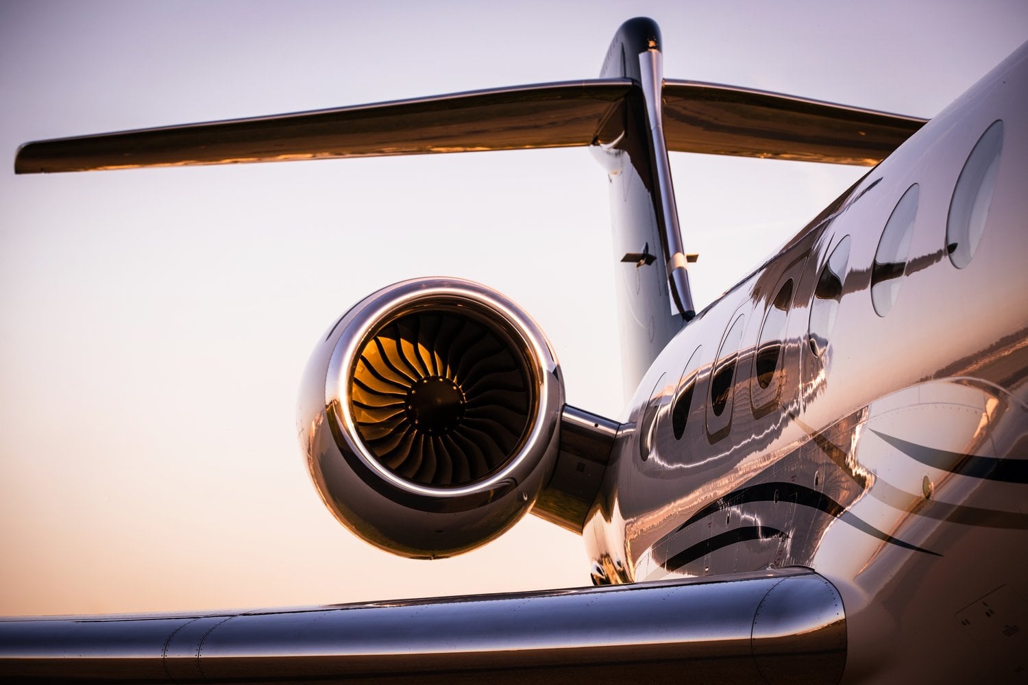 Vista frontal de un jet privado con un motor turbofán con carcasa de aluminio pulida a alto brillo